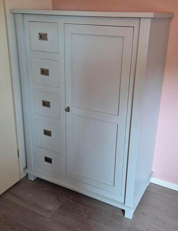 Massief houten baby/kinderkamer kledingkast
 beschikbaar voor biedingen