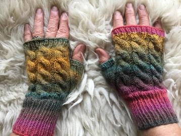 Vingerloze handschoen met kabels in mooi kleurpatroon. Dames beschikbaar voor biedingen