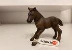 Schleich Camargue Veulen Met Vaan ~ Horse Club 13628, Verzamelen, Ophalen of Verzenden, Paard, Beeldje of Figuurtje