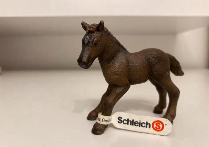 Schleich Camargue Veulen Met Vaan ~ Horse Club 13628, Verzamelen, Dierenverzamelingen, Beeldje of Figuurtje, Paard, Ophalen of Verzenden