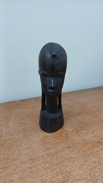 Houten beeldje meisjeshoofd beschikbaar voor biedingen