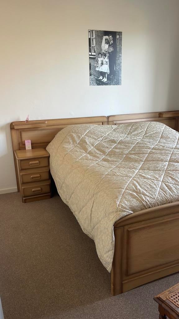 Bed ombouw 2 x 1 persoons  in zeer goede staat, licht eiken, Ophalen of Verzenden, Zo goed als nieuw, Tweepersoons, Licht eiken