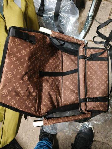 Hondenmand voor in de auto beschikbaar voor biedingen