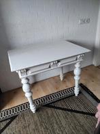 Witte tafel met mooie sierlijke bewerkingen, Ophalen
