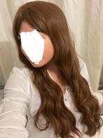 Nieuwe honing blonde pruik met een pony en lichte krullen, Ophalen of Verzenden, Nieuw, Pruik of Haarverlenging