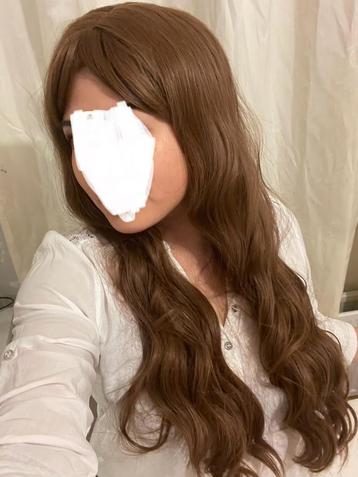 Nieuwe honing blonde pruik met een pony en lichte krullen beschikbaar voor biedingen