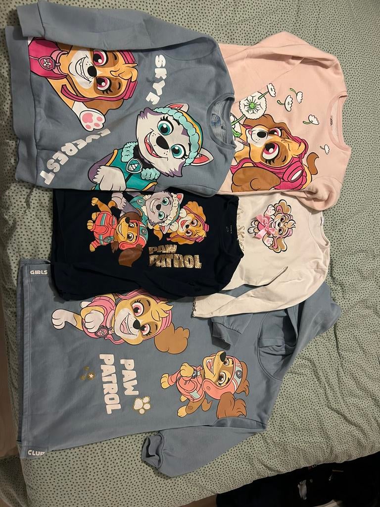 Kleding & onesie pawpatrol 122/128, Kinderen en Baby's, Kinderkleding | Maat 122, Ophalen, Zo goed als nieuw, Meisje