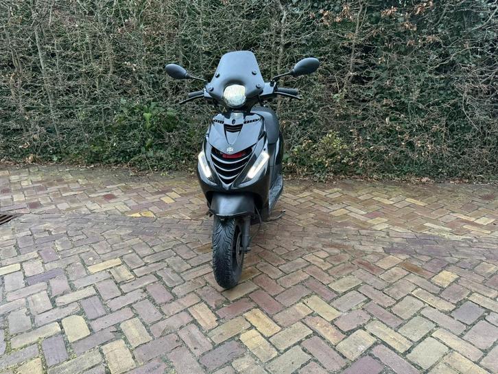 Piaggio Zip 2023 E5 Brom Full Option, Fietsen en Brommers, Scooters | Piaggio, Zo goed als nieuw, Zip, Maximaal 45 km/u, Benzine