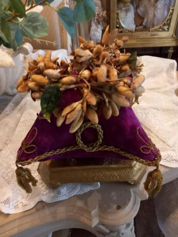 Antiek Napoleon Bruidskussen met Wassen Versiering  beschikbaar voor biedingen