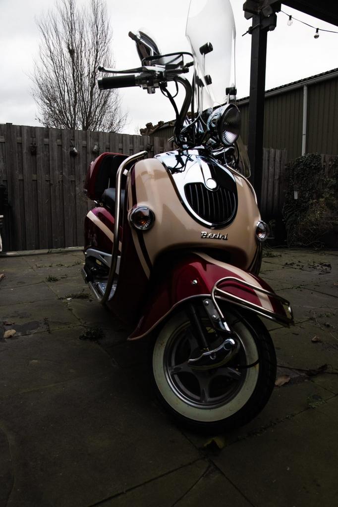 Berini Bella Milano GX scooter rood-creme, Fietsen en Brommers, Scooters | Overige merken, Nieuw, Maximaal 45 km/u, Benzine, Ophalen