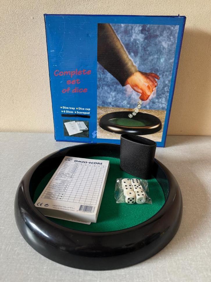 NIEUWE dobbelpiste - dobbelbak met schutbeker - dobbelstenen, Hobby en Vrije tijd, Gezelschapsspellen | Bordspellen, Zo goed als nieuw
