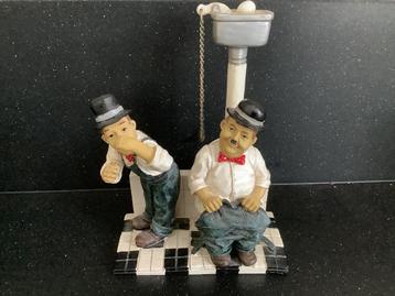 Super leuk Laurel en and Hardy beeld op wc toilet beeldje 