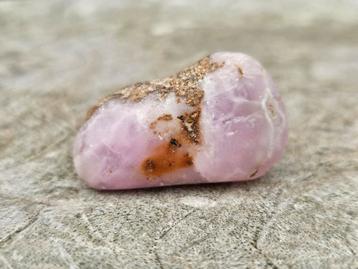 Roze aragoniet knuffelsteen  beschikbaar voor biedingen