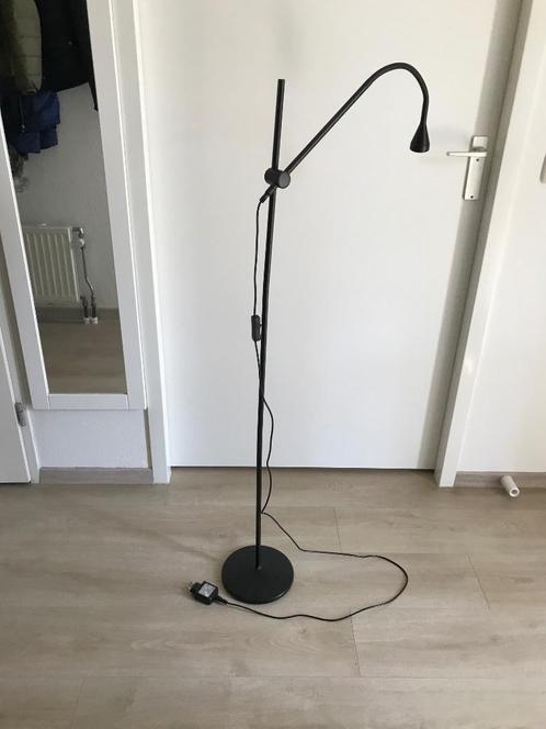 Moderne staande lamp (zwart), Huis en Inrichting, Lampen | Vloerlampen, Zo goed als nieuw, 150 tot 200 cm, Metaal, Ophalen
