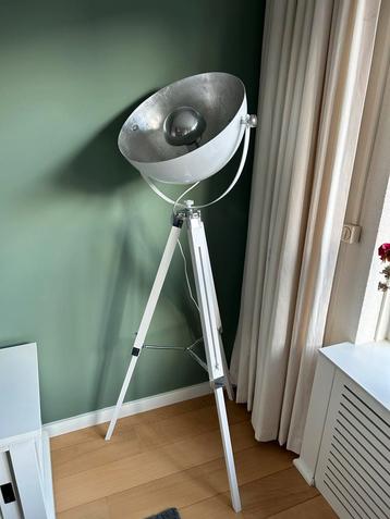 Witte statief lamp beschikbaar voor biedingen