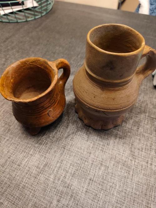 Daterend uit jaar 1550, 2 Oud Aardewerken Potjes met Handvat, Antiek en Kunst, Antiek | Keramiek en Aardewerk, Ophalen