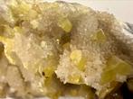 Zwavel op kwarts, Verzamelen, Mineralen en Fossielen, Ophalen of Verzenden, Mineraal