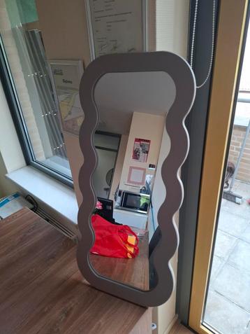 Beige Wave Spiegel MOET WEG! €10 beschikbaar voor biedingen