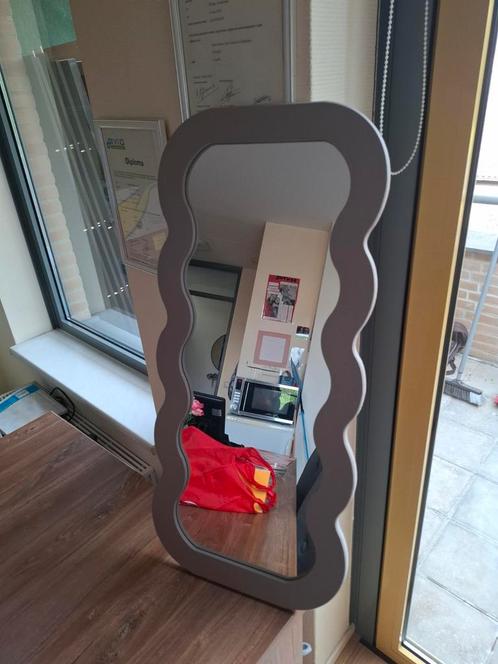 Beige Wave Spiegel MOET WEG! €10, Huis en Inrichting, Woonaccessoires | Spiegels, Zo goed als nieuw, Minder dan 50 cm, 100 tot 150 cm