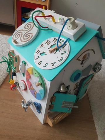 Montessori speelgoed, activiteitenbord, houten huisje beschikbaar voor biedingen