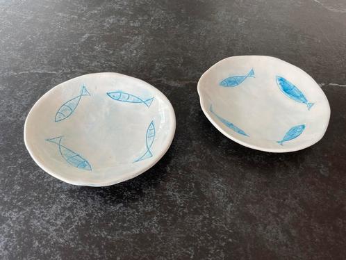 Twee handgemaakte schotels, schaaltjes, vissen, Spanje, Huis en Inrichting, Keuken | Servies, Nieuw, Overige stijlen, Ophalen of Verzenden