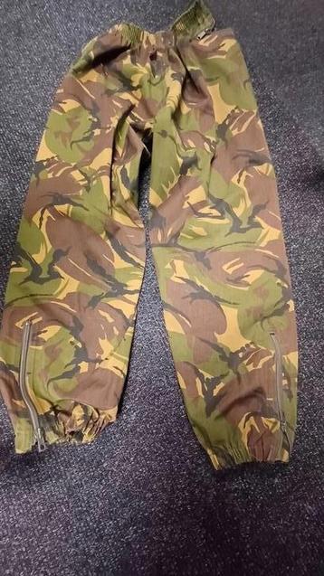 ALL- WEATHER LEGER CAMO BROEK MET BRETELS IN SIZE L.  beschikbaar voor biedingen