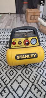 Stanley compressor met tacker en nietjes, Doe-het-zelf en Verbouw, Ophalen, 6 tot 10 bar, Zo goed als nieuw, Minder dan 200 liter/min