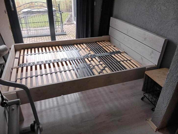 Houten bedframe - Tweepersoons, Huis en Inrichting, Slaapkamer | Bedden, Zo goed als nieuw, Tweepersoons, 140 cm, 200 cm, Hout