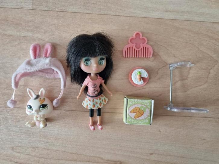 Littlest Pet Shop Blythe Pop + Accessoires Sitters bunny, Verzamelen, Poppetjes en Figuurtjes, Zo goed als nieuw, Ophalen of Verzenden