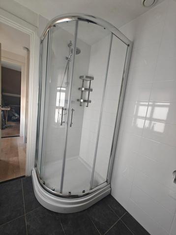 Douche + Douchecabine beschikbaar voor biedingen