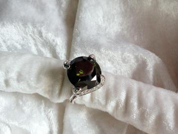 Prachtige Aparte Zilveren Ring met Peridot en Zirkonia beschikbaar voor biedingen
