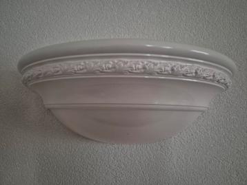 5 stuks prachtige wandlampen, kleur wit met tintje taupe.  beschikbaar voor biedingen