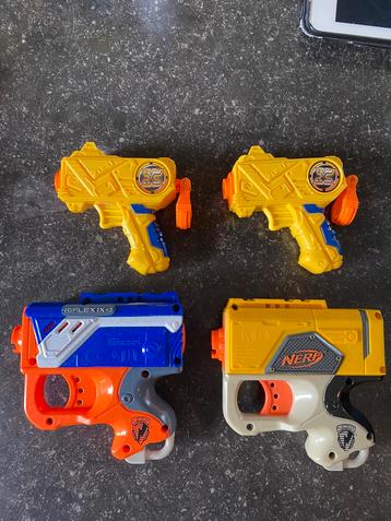Acht Nerf pistolen plus patronen en bril (in één koop) beschikbaar voor biedingen