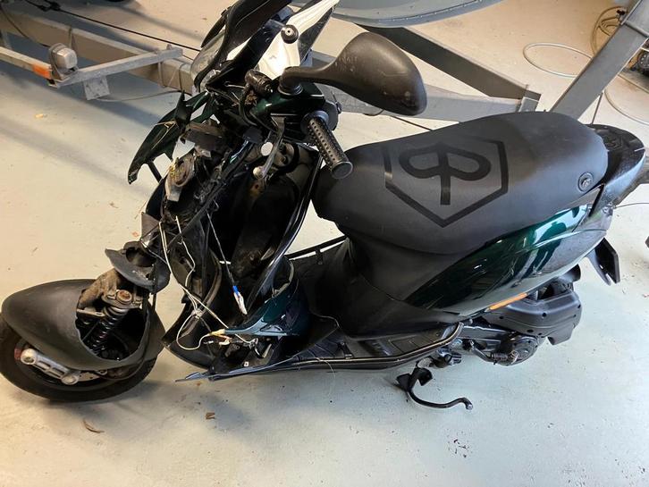 Schade zip 80 cc, Fietsen en Brommers, Scooters | Piaggio, Zo goed als nieuw, Zip, Maximaal 45 km/u, Benzine, Ophalen