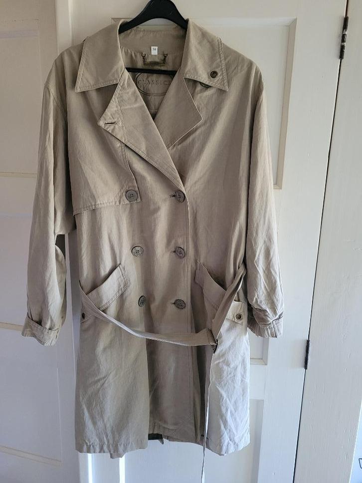 dames Trenchcoat Vroom & Dreesman Classics, Kleding | Dames, Jassen | Winter, Zo goed als nieuw, Maat 38/40 (M), Overige kleuren