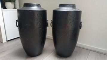 Leuke metalen vazen van 58 cm hoog 2 stuks beschikbaar voor biedingen