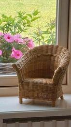 Kleine rieten fauteuil  voor bijv een pop of ter decoratie, Ophalen of Verzenden, Zo goed als nieuw