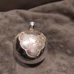 B824 oude kerstbal zilver wit 8 cm, Diversen, Kerst, Ophalen of Verzenden, Gebruikt