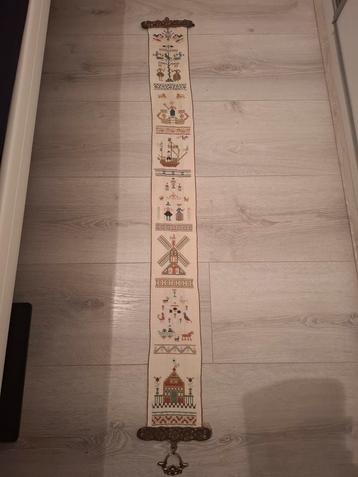 Geborduurd schellekoord met prachtige, koperen ornamenten beschikbaar voor biedingen