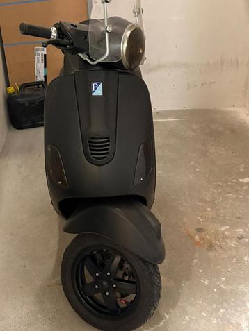 Vespa zwart mat beschikbaar voor biedingen