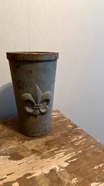 Gietijzeren Vaas met Franse Lelie, Ophalen of Verzenden, Zo goed als nieuw, Metaal