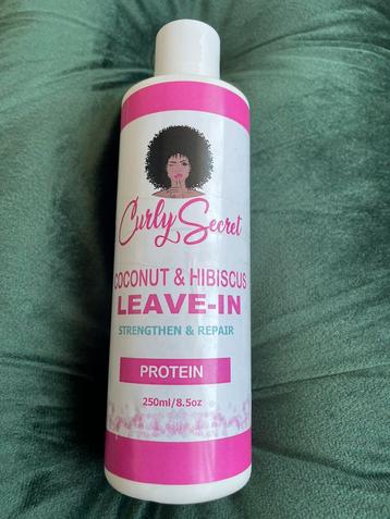 Curly secret leave in Coconut Hibiscus met proteïne 