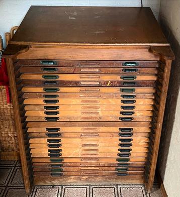 Antieke Letterkast met Loodletters beschikbaar voor biedingen