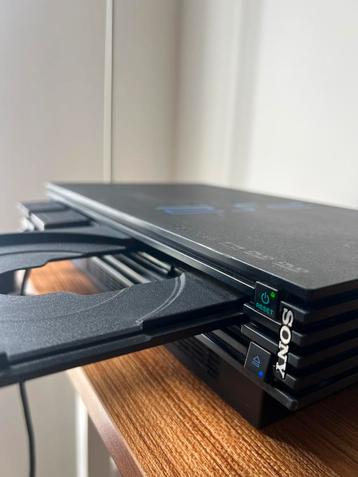 Goed werkende PlayStation 2 met twee controllers en spellen beschikbaar voor biedingen