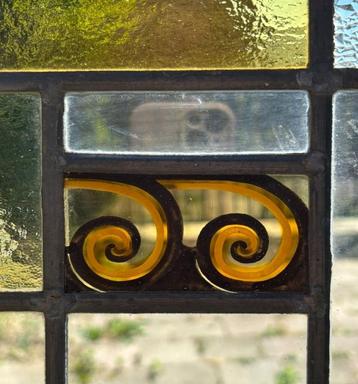 Bijzondere antieke glas-in-lood-ramen met brandschildering beschikbaar voor biedingen