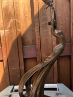 bronzen beeld vrouw die duif los laat abstracte, Antiek en Kunst, Ophalen of Verzenden