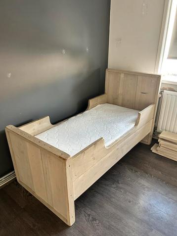 Stoer steigerhout kinder bed beschikbaar voor biedingen