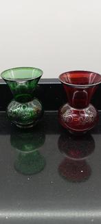 twee glazen zilveren overlay vaasjes ,rood ,groen ., Antiek en Kunst, Ophalen of Verzenden