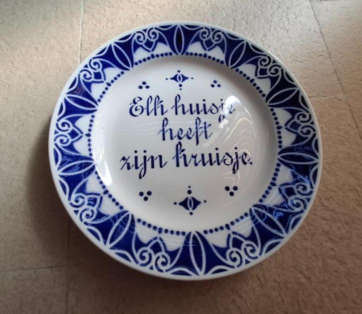 Wandbord Société Ceramique 'Elk huisje heeft zijn kruisje', Antiek en Kunst, Antiek | Wandborden en Tegels, Ophalen of Verzenden