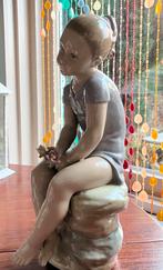 Zaphir NAO Lladro Sweet Thoughts Girl sitting on a rock…., Verzamelen, Ophalen of Verzenden, Zo goed als nieuw